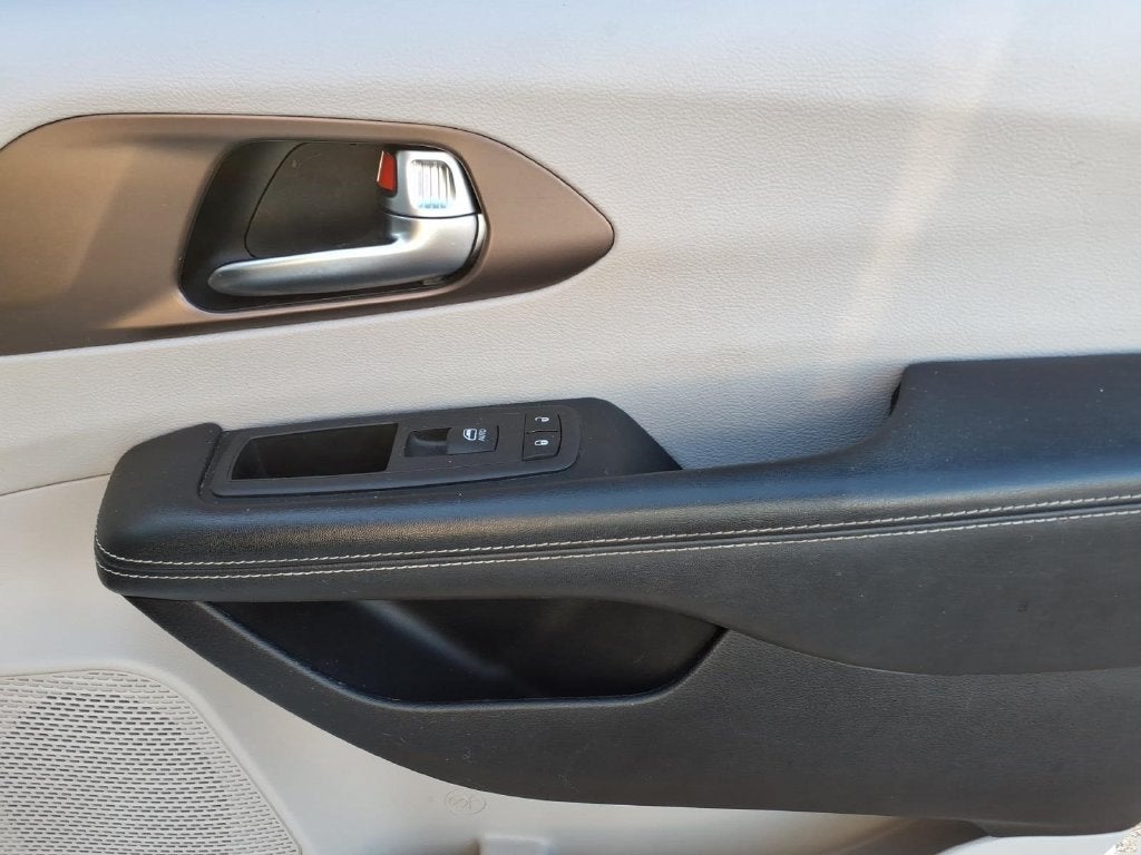 2020 Chrysler Voyager LX