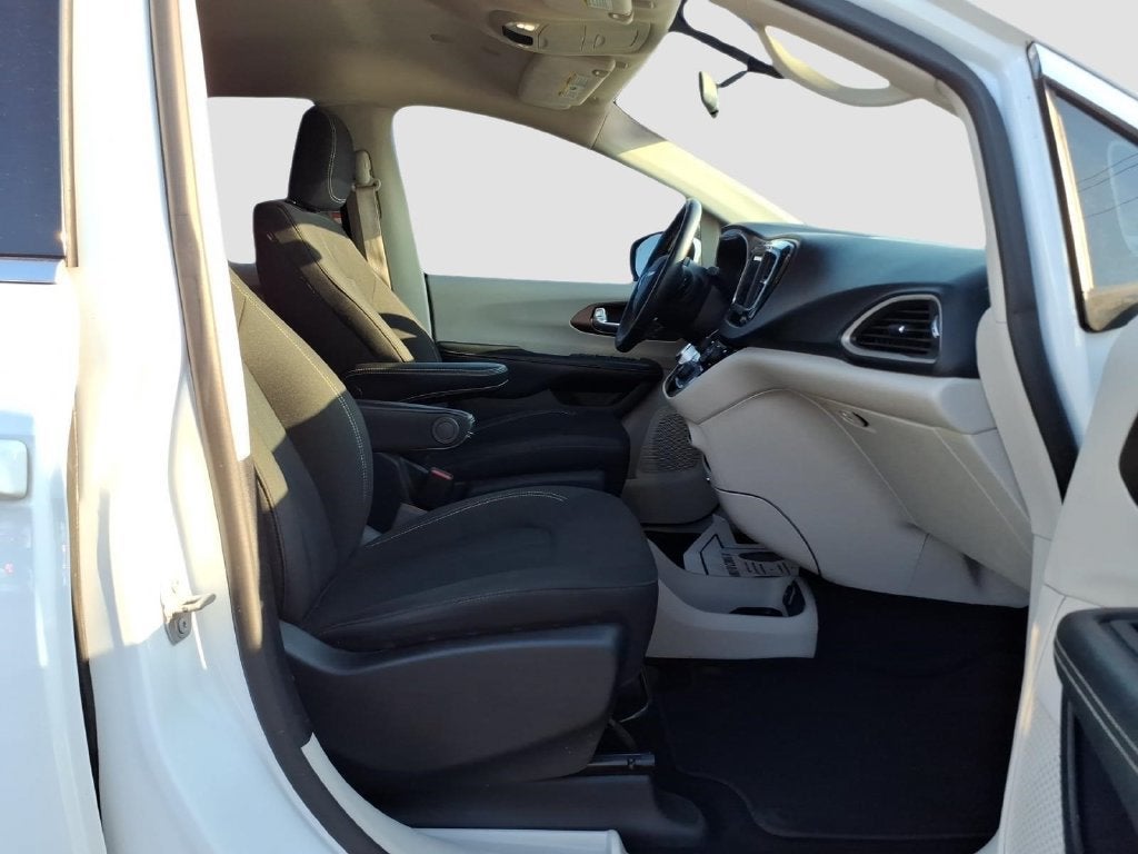 2020 Chrysler Voyager LX