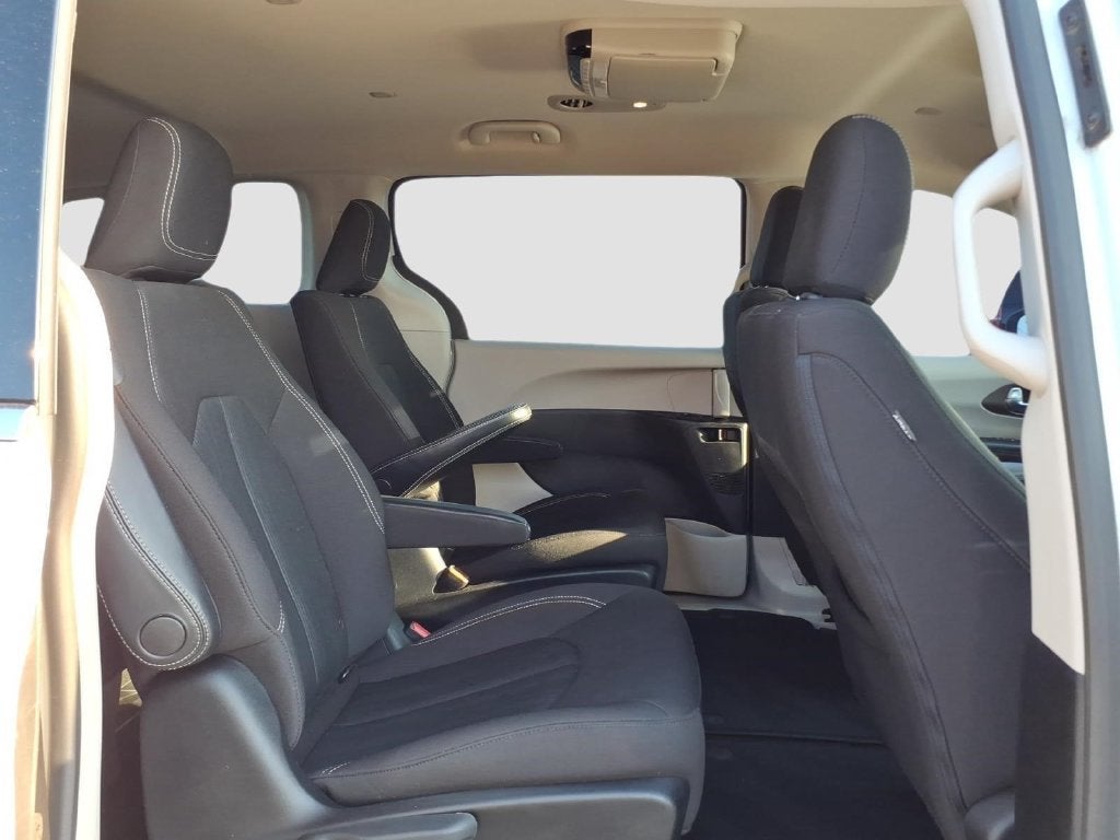 2020 Chrysler Voyager LX