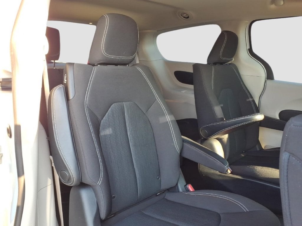 2020 Chrysler Voyager LX