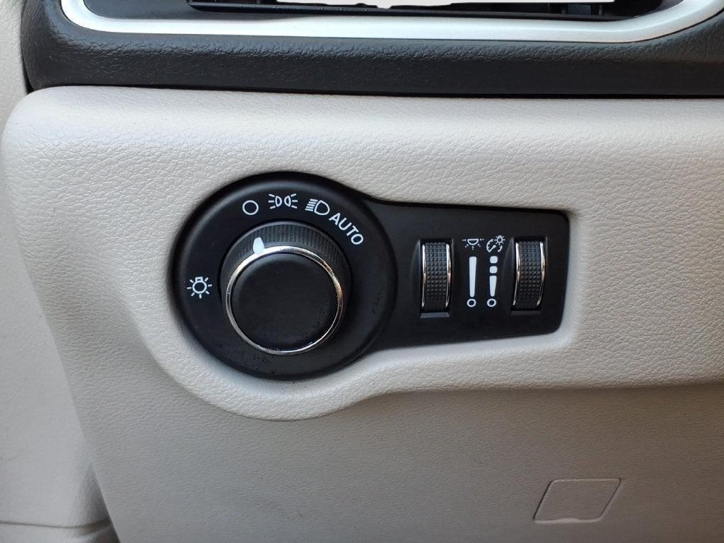 2020 Chrysler Voyager LX