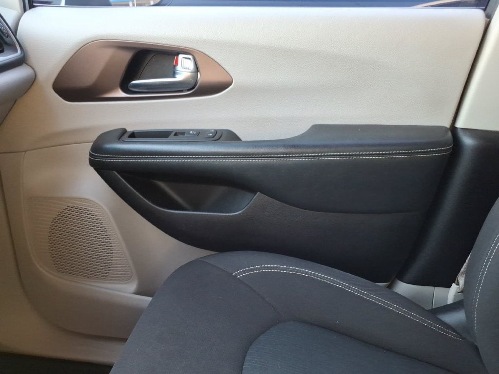 2020 Chrysler Voyager LX