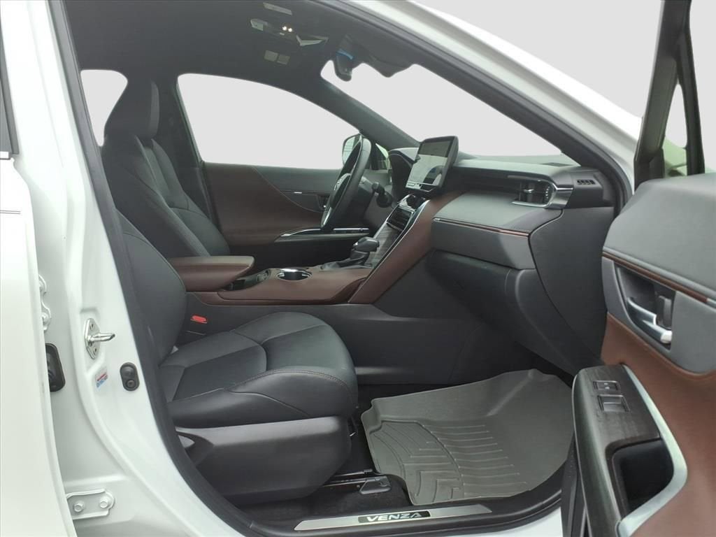 2024 Toyota Venza LE